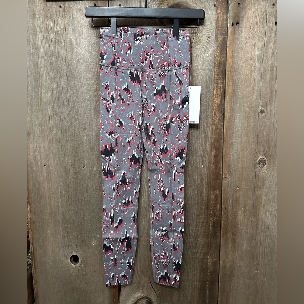 Lululemon Floral Fast And Free HR
Tight 25" Size 2 in Floral with Side Pockets